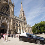Verabschiedung des Sarges vor dem Mariendom