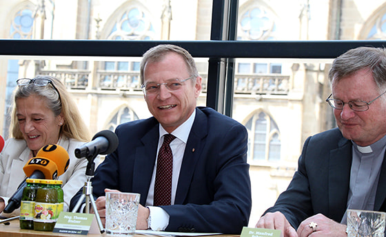 Landeshauptmann Thomas Stelzer (M.) mit ORF-Programmdirektorin Kathrin Zechner (l.) und Bischof Manfred Scheuer (r.).