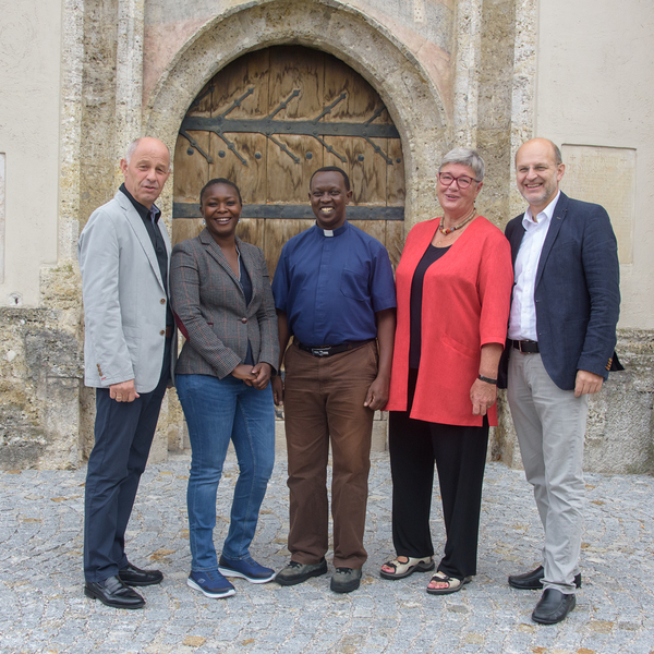 10 Jahre Pfarrpartnerschaft / Foto Haijes Pater Ferdinand (Mitte), Priester in der Pfarre Kakanko in Tansania, auf Besuch in der Pfarre Kirchdorf mit dem Projektteam der Pfarre Kirchdorf