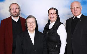 V. l.: Generalsekretär P. Franz Helm, Präsidentin Sr. Beatrix Mayrhofer, Generalsekretärin Sr. Cordis Feuerstein, Vorsitzender Abtpräses Christian Haidinger