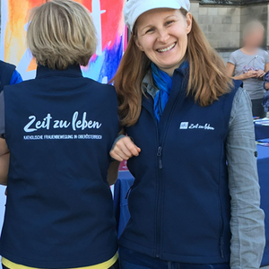 Sandra Schlager, Referentin im kfb-Büro (re)