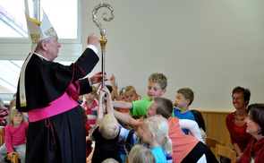 Besuch im Kindergarten / Visitation Pfarre Neumarkt i. Mkr. 24.6.2013