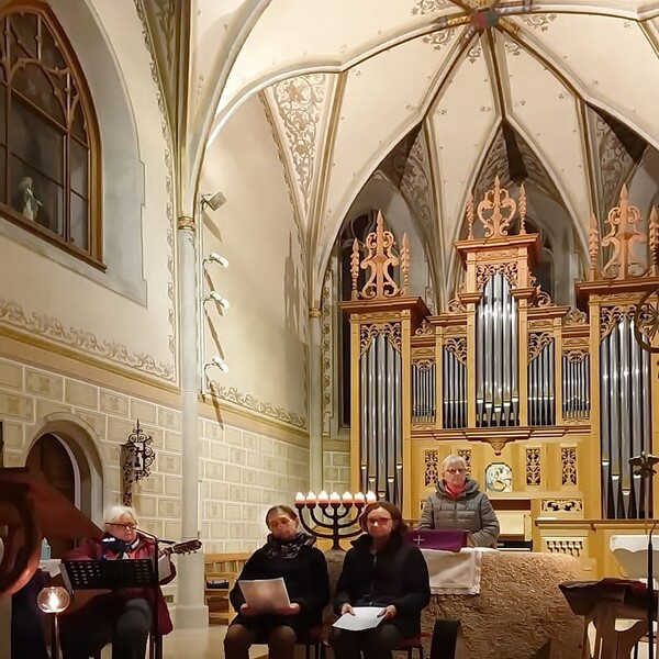 Bibelmeditation in der Kirche / © KBW Schönering