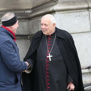 Gratulation zum 85. Geburtstag von Bischof em. Maximilian Aichern auf dem Linzer Domplatz