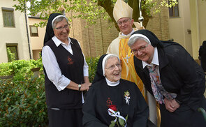 (v. l.) Generalvikarin Elvira Reuberger, Sr. Gertrud Kiesenhofer, Weihbischof Anton Leichtfried, Generaloberin Franziska Bruckner