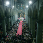Mitfeiernde im voll besetzten Linzer Mariendom