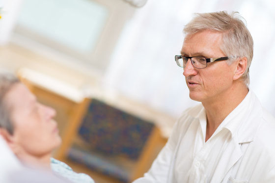 Dr. Johann Zoidl am Krankenbett