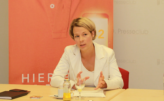Mag.a Barbara Lanzerstorfer-Holzner (stv. Leiterin TelefonSeelsorge OÖ – Notruf 142)