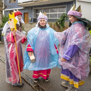 Foto: Sternsinger haben trotz Regen Spass bei ihrem Unterwegs-Sein