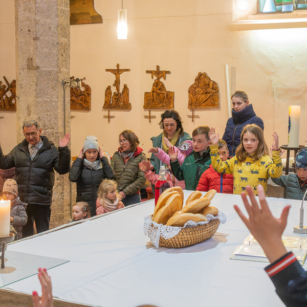 Kinder Abendmahlfeier / Foto Haijes Am Nachmittag des Gründonnerstags fand eine Abendmahlfeier für Kinder in der Pfarrkirche statt.