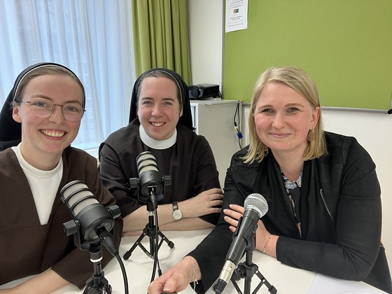 Sr. Mirjam Schwaiger (Marienschwestern vom Karmel), Sr. Helena Fürst (Elisabethinen Linz-Wien) und Renate Magerl (Medienbüro) bei der Podcastaufnahme.