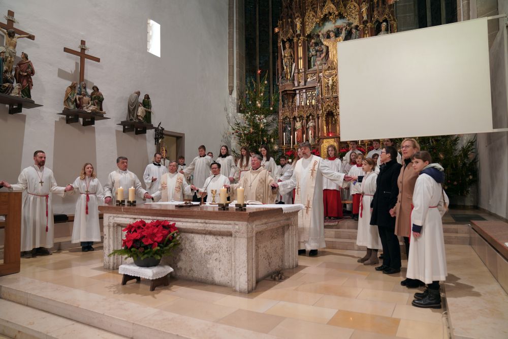 Gemeinsames Vaterunser beim Festgottesdienst zur Amtseinführung in der Pfarrkirche Sierning
