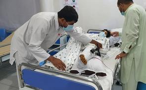Das Team behandelt einen Patienten mit einem komplizierten Knochenbruch nach einer Bombenexplosion.