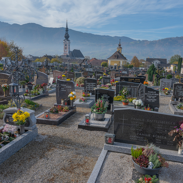 Friedhof Kirchdorf/Krems / Foto Haijes Kapelle am Friedhof mit der Pfarrkirche im Hintergrund