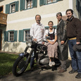Die Filmcrew vor dem Jägerstätter-Haus.