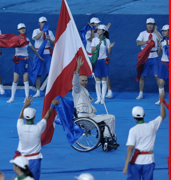 Christoph Etzlstorfer als Fahnenträger in Peking 2008