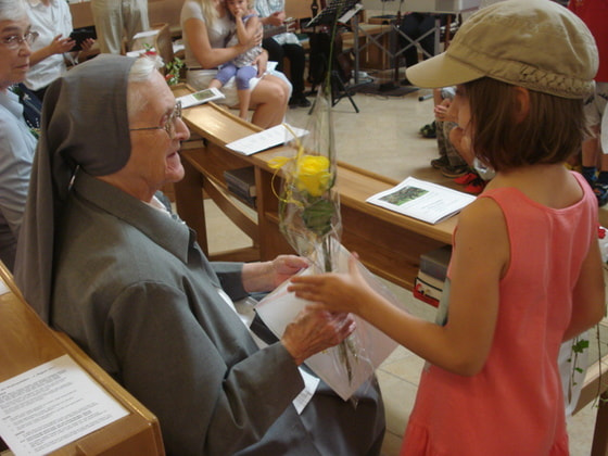 Die Kinder gratulieren Sr. Caroline Binder zum 65-jährigen Professjubiläum.                           
