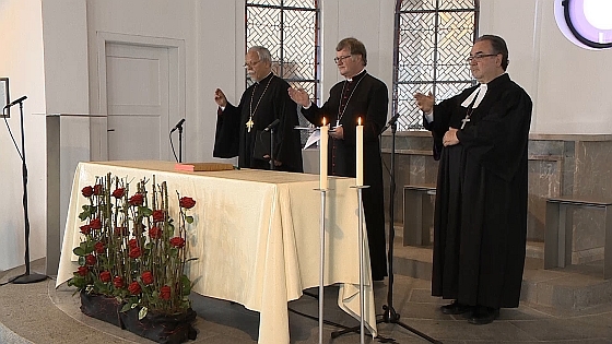 Gemeinsamer aaronitischer Segen am Ende des Gottesdienstes.