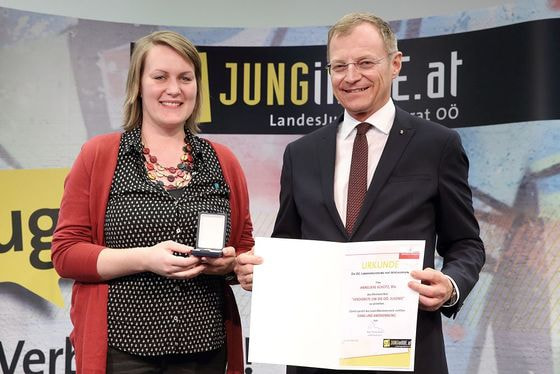 Landeshauptmann Mag. Thomas Stelzer ehrte Anneliese Schütz.