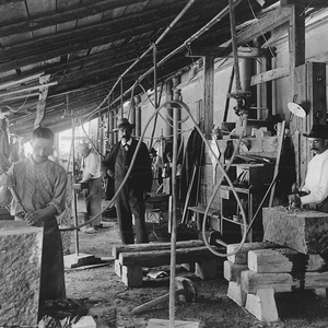 Steinmetze in der Dombauhütte (um 1910)