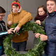 BBS Schüler binden Adventkranz / © Berufsbildende Schulen Kirchdorf, Weinzierler Straße 22, 4560 Kirchdorf/Krems, BBS Kirchdorf BBS Kirchdorf – Religionsunterricht einmal anders – einen Adventkranz binden. Diese Tradition der BBS Kirchdorf führt Mag. Matthias Thonhauser fort. Mit den Schülern und Schülerinnen der ersten Klasse Handelsakademie wurde für das Bundesschulzentrum
