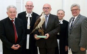 V. l.: Landeshauptmann Dr. Josef Pühringer, Propst Johann Holzinger, Mag. Fritz Gusenleitner, Kustos DDr. Karl Rehberger, Landesmuseums-Direktor Dr. Walter Putschögl. © Stinglmayr / Land OÖ