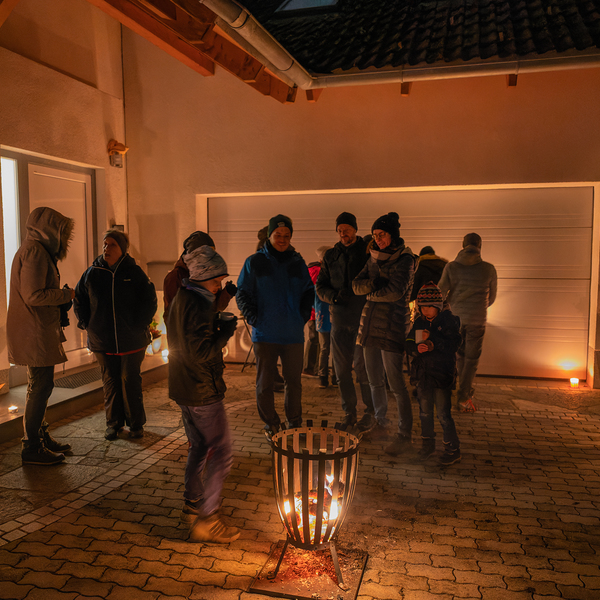 Aufeinander Zugehen / Foto Haijes Lebendiger Adventkalender als Initiative von Aufeinander Zugehen