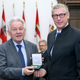 Landeshauptmann Dr. Josef Pühringer (l.) zeichnete Prof. Dr. Ewald Volgger OT mit dem Silbernen Ehrenzeichen des Landes OÖ aus.