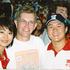 Günther Waldhör inmitten von Fans aus China beim Tischtennis im Rahmen von Olympia 2004 in Athen